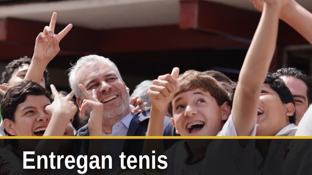 Entrega tenis secundaria: el gobernador Bedolla y autoridades entregan calzado deportivo a estudiantes en la Secundaria
