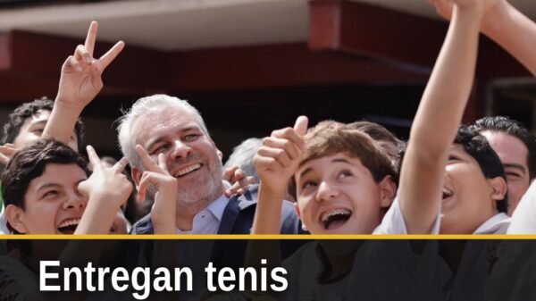 Entrega tenis secundaria: el gobernador Bedolla y autoridades entregan calzado deportivo a estudiantes en la Secundaria