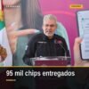 Gobernador Alfredo Ramírez Bedolla entrega un chip D4TA, datos gratis michoacán, a una estudiante en Morelia