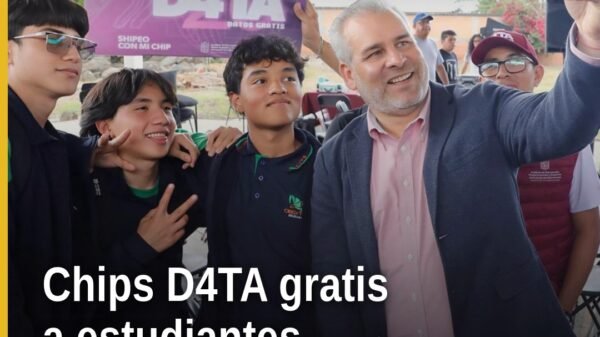 El gobernador Alfredo Ramírez Bedolla entrega chips D4TA datos gratis a estudiantes del Cecytem en Morelia, Michoacán, el 29