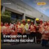 Grupo de personas evacuando del Centro Médico Nacional La Raza durante el simulacro nacional, como parte de la prevención