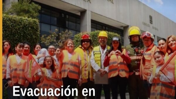 Grupo de personas evacuando del Centro Médico Nacional La Raza durante el simulacro nacional, como parte de la prevención