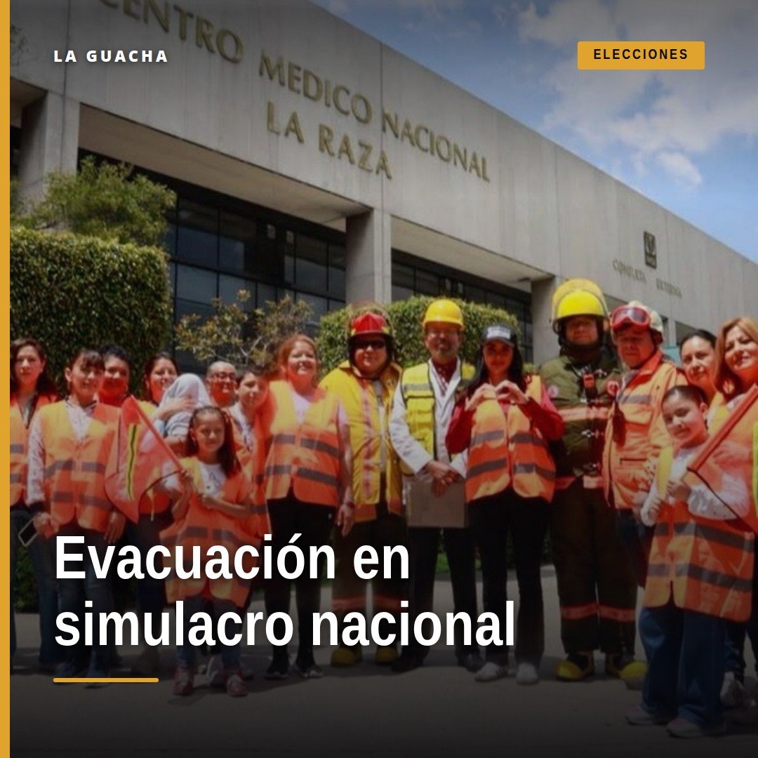Grupo de personas evacuando del Centro Médico Nacional La Raza durante el simulacro nacional, como parte de la prevención