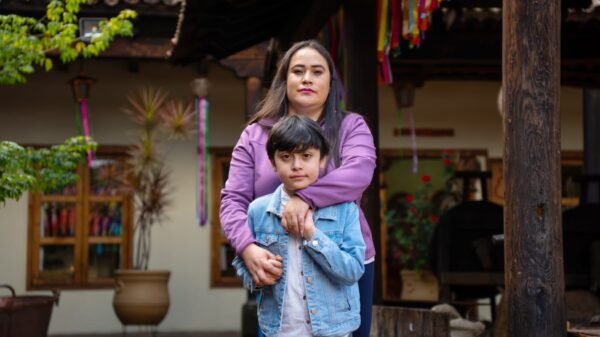 Mujer con niña en hospital de Morelia, Michoacán, representando a familias cuidadoras michoacán