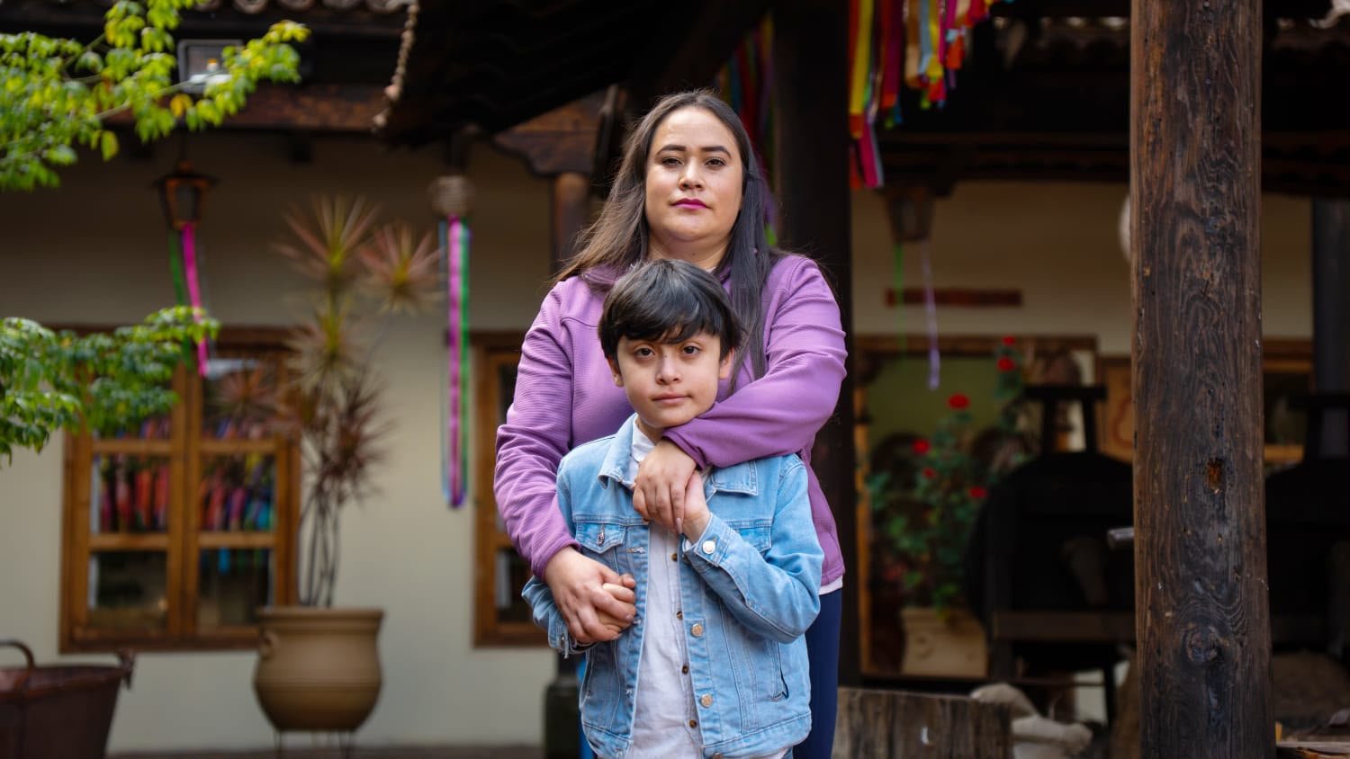 Mujer con niña en hospital de Morelia, Michoacán, representando a familias cuidadoras michoacán