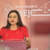 Fotografía simbólica de una familia michoacana junto a personal médico en un centro oncológico; se lee 'Familias cuidadoras