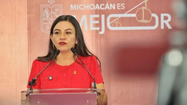 Fotografía simbólica de una familia michoacana junto a personal médico en un centro oncológico; se lee 'Familias cuidadoras