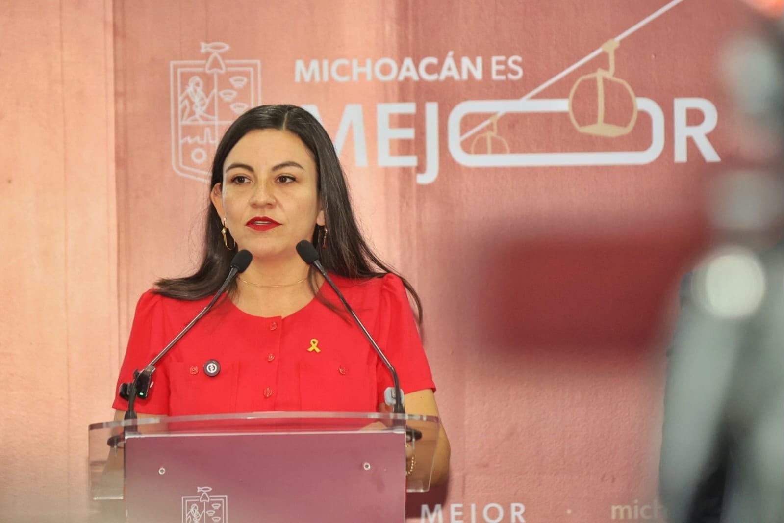 Fotografía simbólica de una familia michoacana junto a personal médico en un centro oncológico; se lee 'Familias cuidadoras