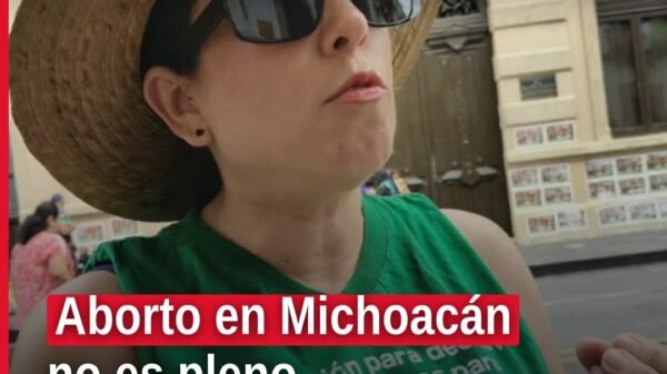 Manifestación en Morelia con carteles sobre el aborto en Michoacán y activistas reclamando su plena legalización