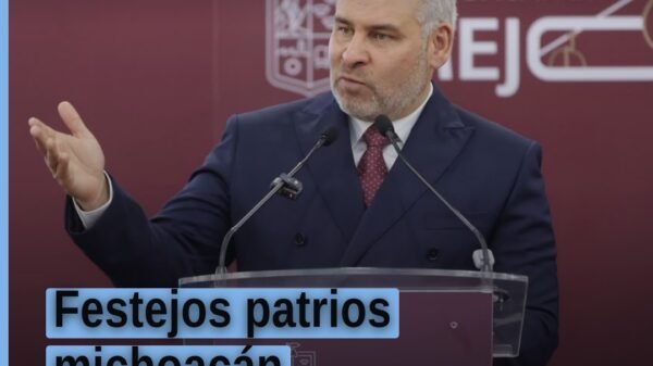 Escenario festivo con bandera mexicana y arcos detectores en Morelia durante los festejos patrios michoacán