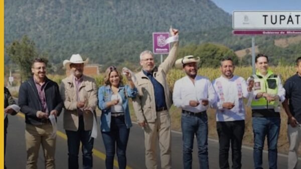 Fotografía representativa de una carretera recién rehabilitada en un municipio de Michoacán, con señalización y obra