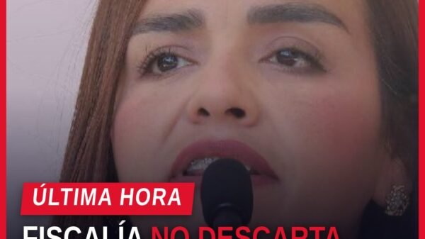 Imagen simbólica de dos teléfonos móviles sobre una mesa con un sello de la Fiscalía de Michoacán, relacionada con los