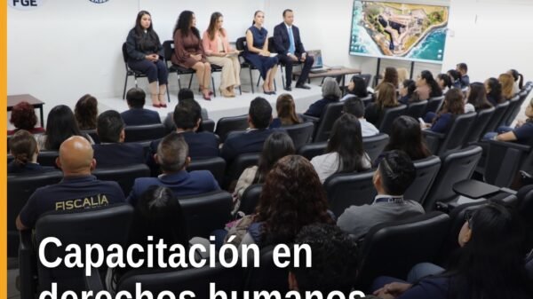 Fiscalía Michoacán derechos humanos: personal en sesión de capacitación híbrida en Morelia, con logotipos de FGE, UNICLA y
