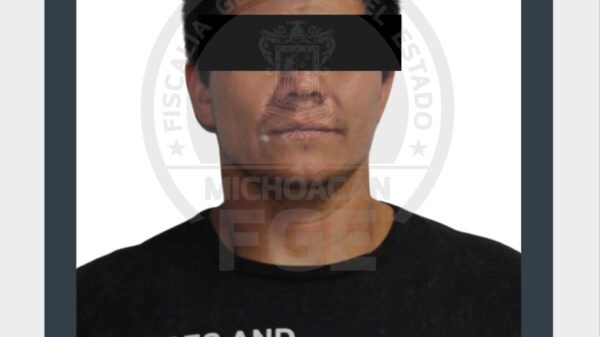 Fiscalía Michoacán detención: imagen simbólica de patrulla estatal y sello de la FGE frente a edificio institucional en