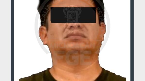 Fiscalía Michoacán detención: oficial de la Fiscalía Especializada en Combate al Secuestro y a la Extorsión supervisando el
