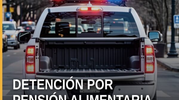 Fiscalía Michoacán detención: oficial de la Fiscalía Regional de Jiquilpan escoltando a Mario Alberto “N” tras cumplimentar