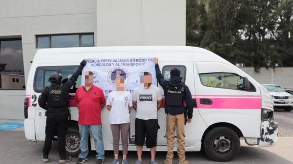 Fiscalía de michoacán detención: combi rosa del transporte público asegurada junto a básculas, bolsas de droga y efectivo en