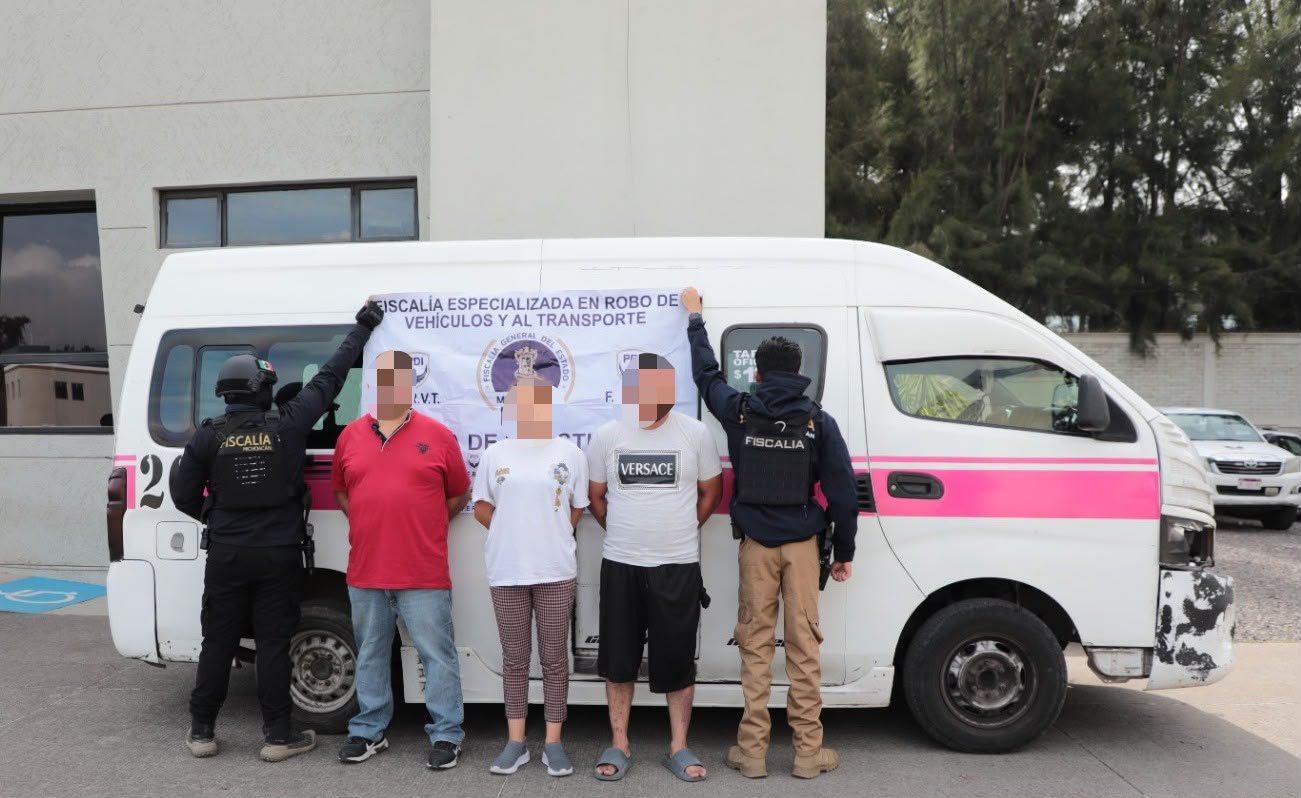 Fiscalía de michoacán detención: combi rosa del transporte público asegurada junto a básculas, bolsas de droga y efectivo en