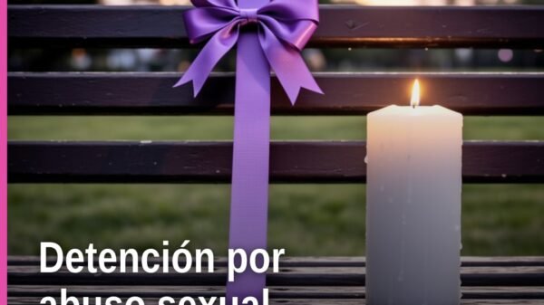 Fiscalía Michoacán detención: oficial de la Fiscalía Regional de Zitácuaro acompañado de elementos policiales frente a un