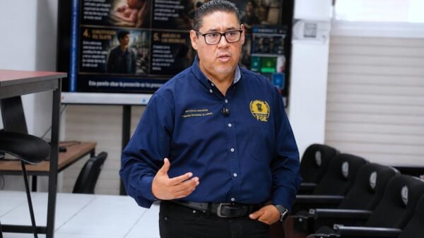 Grupo de servidoras y servidores públicos de la Fiscalía Michoacán especialización en aula con materiales sobre justicia