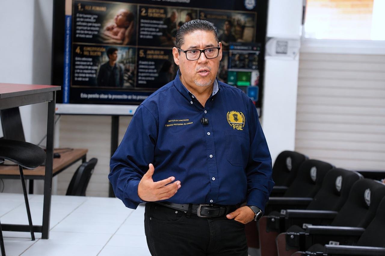 Grupo de servidoras y servidores públicos de la Fiscalía Michoacán especialización en aula con materiales sobre justicia