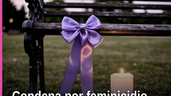 Fiscalía Michoacán feminicidio: ilustración simbólica de balanza de justicia y bandera de Michoacán sobre fondo azul oscuro