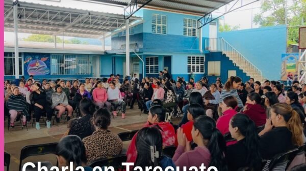 Fiscalía Michoacán charla en Tarecuato: personal del CJIM Zamora hablando ante madres de familia y docentes en la Escuela