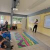 Fiscalía Michoacán pláticas: personal de la Fiscalía Especializada hablando frente a grupo de adolescentes en aula de