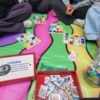 Fiscalía michoacán prevención: personal instalando módulo lúdico e informativo en la Preparatoria Dr. Ignacio Chávez de la