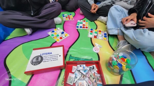 Fiscalía michoacán prevención: personal instalando módulo lúdico e informativo en la Preparatoria Dr. Ignacio Chávez de la