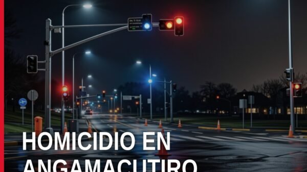 Fiscalía Michoacán homicidio: ilustración simbólica de balanza de justicia y placa policial en Angamacutiro, Michoacán
