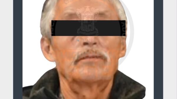 Ilustración simbólica de una balanza de justicia junto al escudo de la Fiscalía General del Estado de Michoacán, con fondo