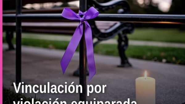 Ilustración simbólica de balanza de justicia y sello de la Fiscalía General del Estado de Michoacán, con fondo que evoca