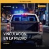 Fiscalía Michoacán vinculación: dos hombres frente a edificio institucional en La Piedad, Michoacán, con logo de la FGE