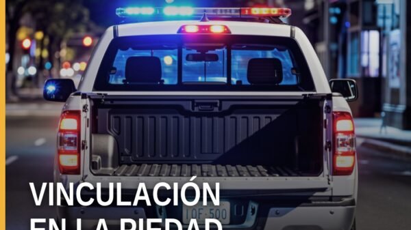 Fiscalía Michoacán vinculación: dos hombres frente a edificio institucional en La Piedad, Michoacán, con logo de la FGE