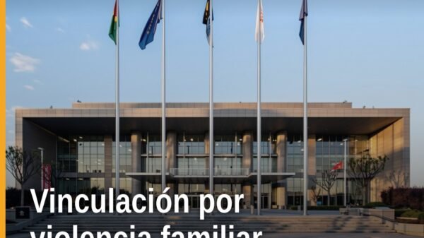 Ilustración simbólica de una balanza de justicia y un escudo con la leyenda 'Fiscalía Michoacán vinculación' sobre fondo