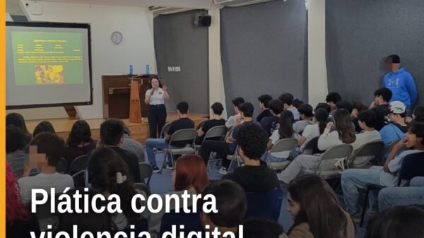 Fiscalía Michoacán violencia digital: personal de la FGE hablando ante 80 estudiantes en el auditorio de la Universidad