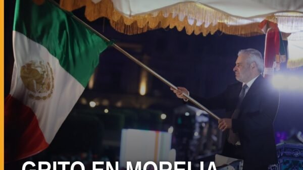 Grito de independencia: el gobernador Alfredo Ramírez Bedolla en el balcón de Palacio de Gobierno, Morelia, con la bandera