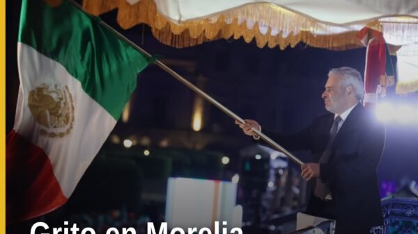 Grito de independencia en el Centro Histórico de Morelia con multitud, luces, banderas y fuegos artificiales