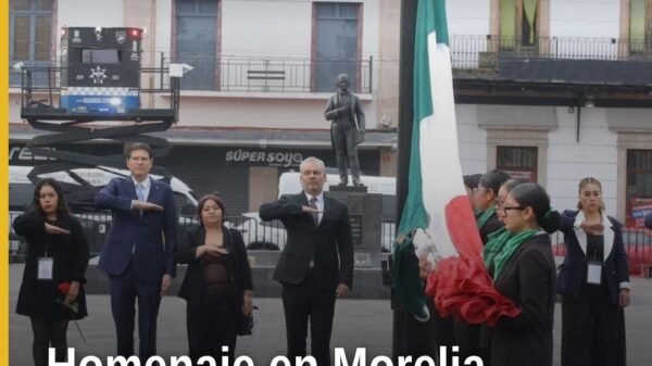 Homenaje víctimas Morelia: autoridades frente a placa conmemorativa en plaza Melchor Ocampo, con bandera a media asta y