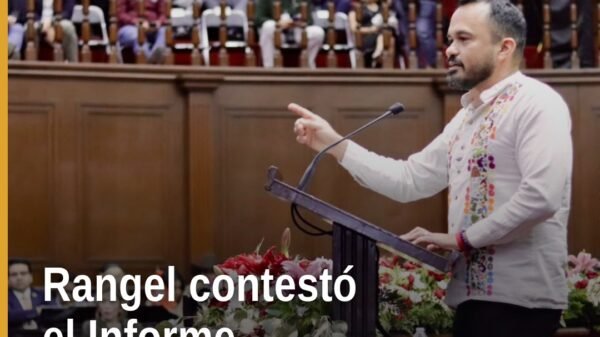 Hugo Rangel hablando en el pleno del Congreso del Estado de Michoacán durante la contestación al Quinto Informe de Gobierno