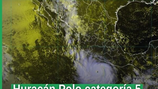 Mapa meteorológico con huracán Polo en el Pacífico mexicano, etiquetado como categoría 5, y zona costera de Michoacán