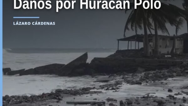 Vista aérea de casas dañadas y costales de arena en la playa de Playa Azul, Lázaro Cárdenas, tras el paso del huracán polo