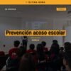 Grupo de adolescentes escuchando atentamente una plática sobre prevención acoso escolar en un aula del Instituto Roosevelt
