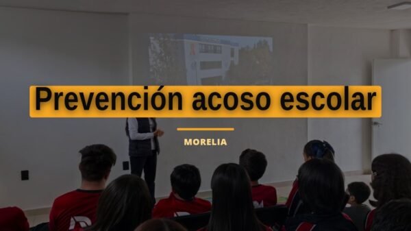 Grupo de adolescentes escuchando atentamente una plática sobre prevención acoso escolar en un aula del Instituto Roosevelt