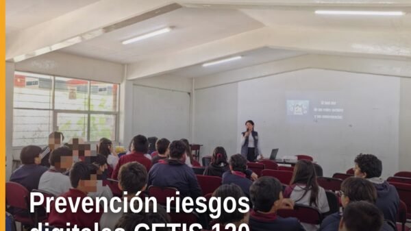 Especialistas de la Fiscalía General del Estado de Michoacán durante plática sobre prevención de riesgos digitales en CETIS