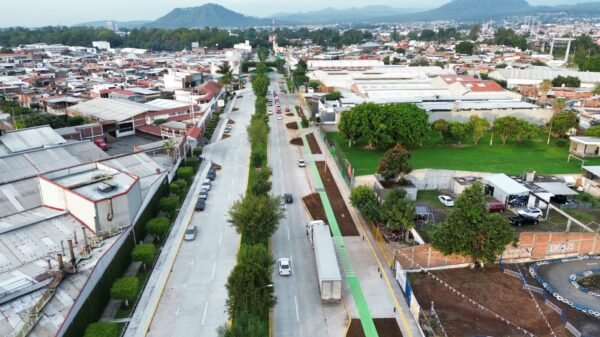 Vialidad rehabilitada del Boulevard Industrial de Uruapan con nuevas banquetas, ciclovía y señalización táctil para personas