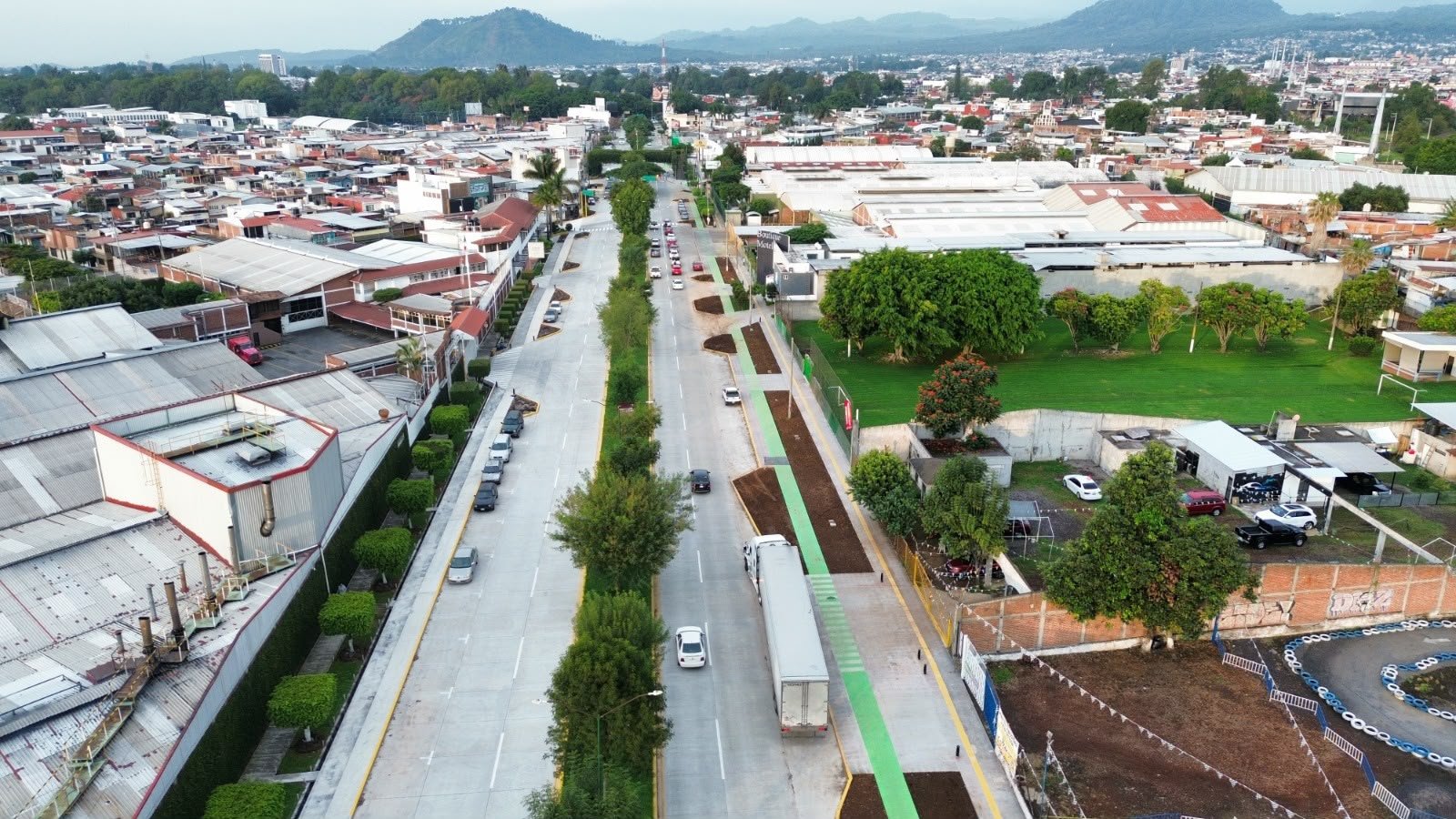 Vialidad rehabilitada del Boulevard Industrial de Uruapan con nuevas banquetas, ciclovía y señalización táctil para personas