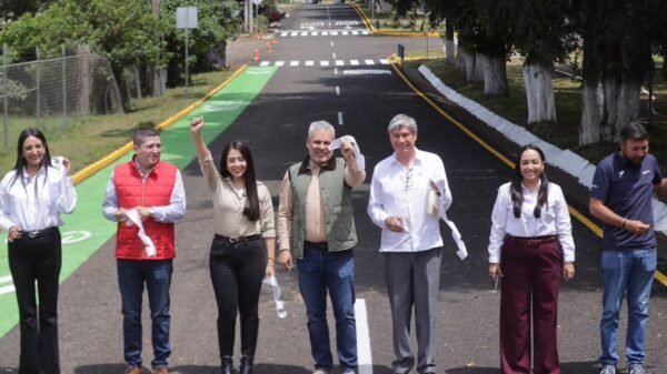 Vista aérea del boulevard francisco j. múgica recién rehabilitado en Ario de Rosales, Michoacán, con señalización nueva y