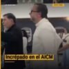 Senador Gerardo Fernández Noroña caminando con maleta en la terminal 2 del AICM mientras es increpado por personas que le